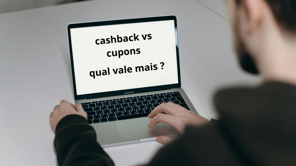 Homem usando computador para comparar cashback e cupons de desconto em compras online