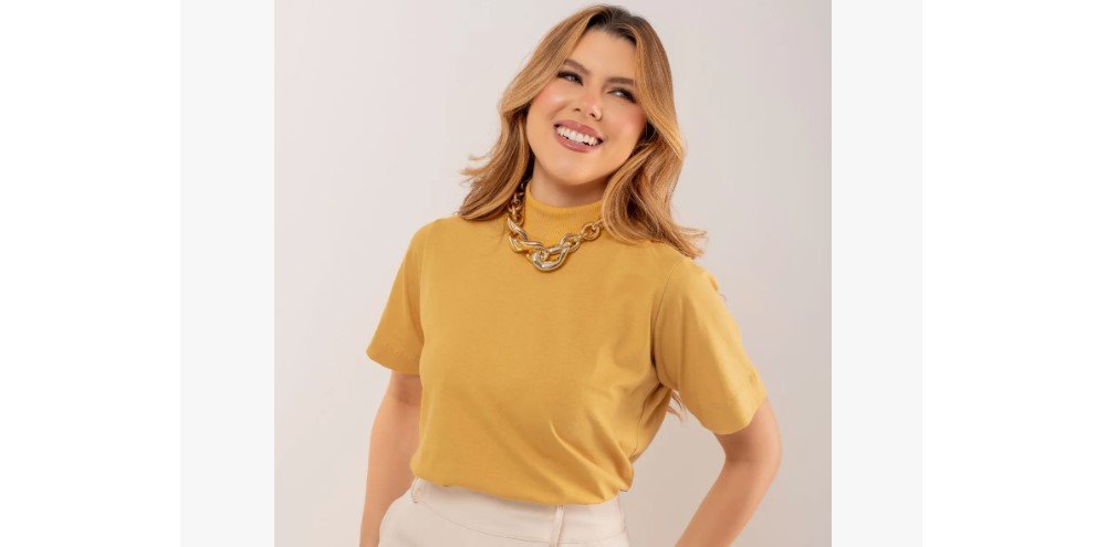 Camiseta gola alta feminina com desconto exibida no Mercado Livre